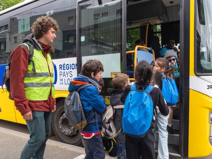 Nous vous faciliterons la vie grâce à nos navettes scolaires. 
